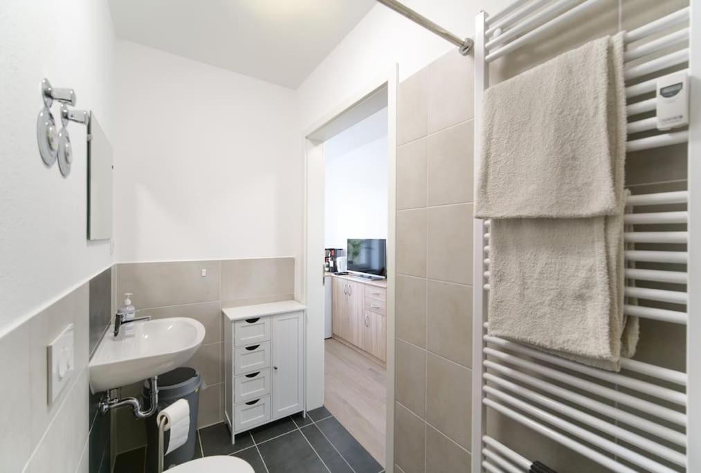 Preiswertes Modernes Gaestezimmer In Aue Bad-Schlema Экстерьер фото